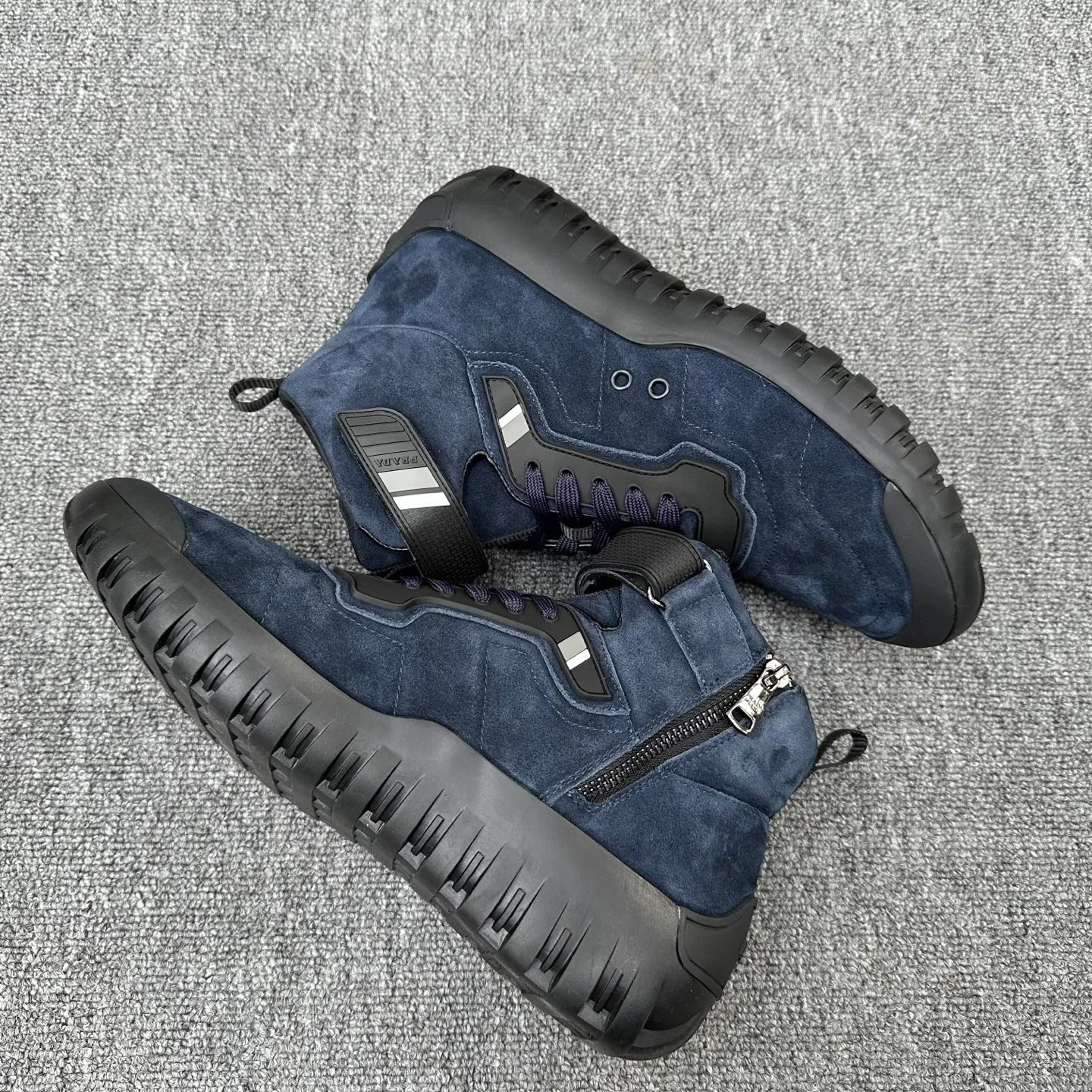 💰880 Prada/Prada’s new men’s spliced ​​casual sports boots! The shoe's exquisite stitching outlines a unique geometric texture, and contemporary lines and details reinterpret the classic sports style. The upper is made of ultra-official material, and the lining is full cowhide. It is lightweight, breathable, practical and versatile. The tongue is decorated with the Prada Milano logo, and the logo print is embellished with the laces. It is paired with a 2.5cm two-color rubber sole to create a comfortable wearing experience. Comes with full set of original packaging dust bag! Size: 39-40-41-42-43-44 (45 customized) standard leather shoe size Item number: 41274651